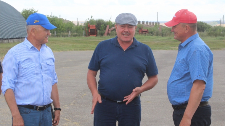 Глава администрации Яльчикского района Леонард Левый ознакомился с ходом полевых работ в СХПК «Комбайн».